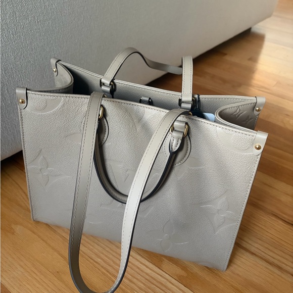 Authentic Louis Vuitton Turtledove Giant Monogram On the Go MM Tote - Picture 5 of 16